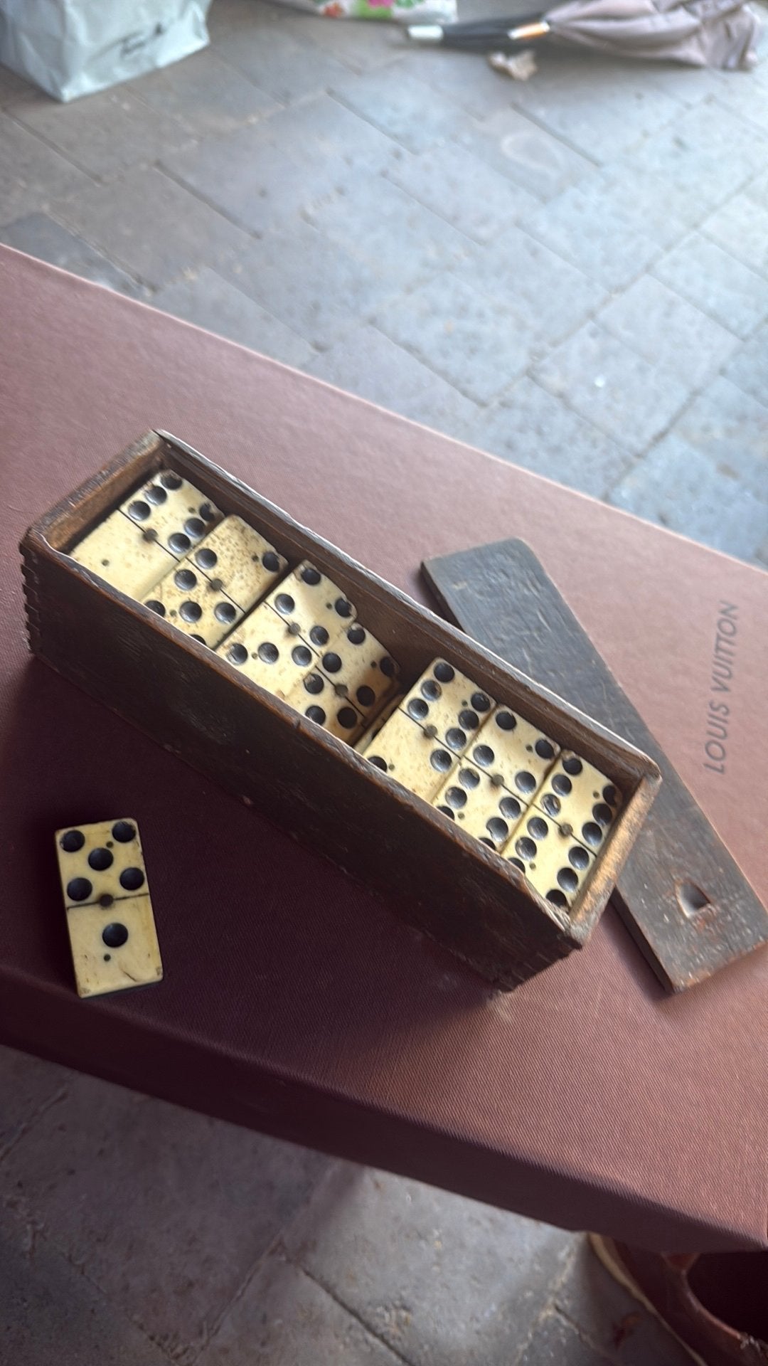 Oude domino, Ophalen