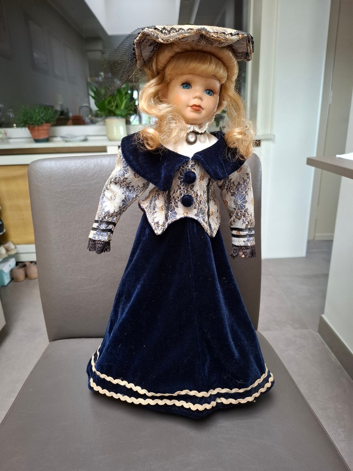 Porseleinen pop op staander, Verzamelen, Poppen, Ophalen, Pop