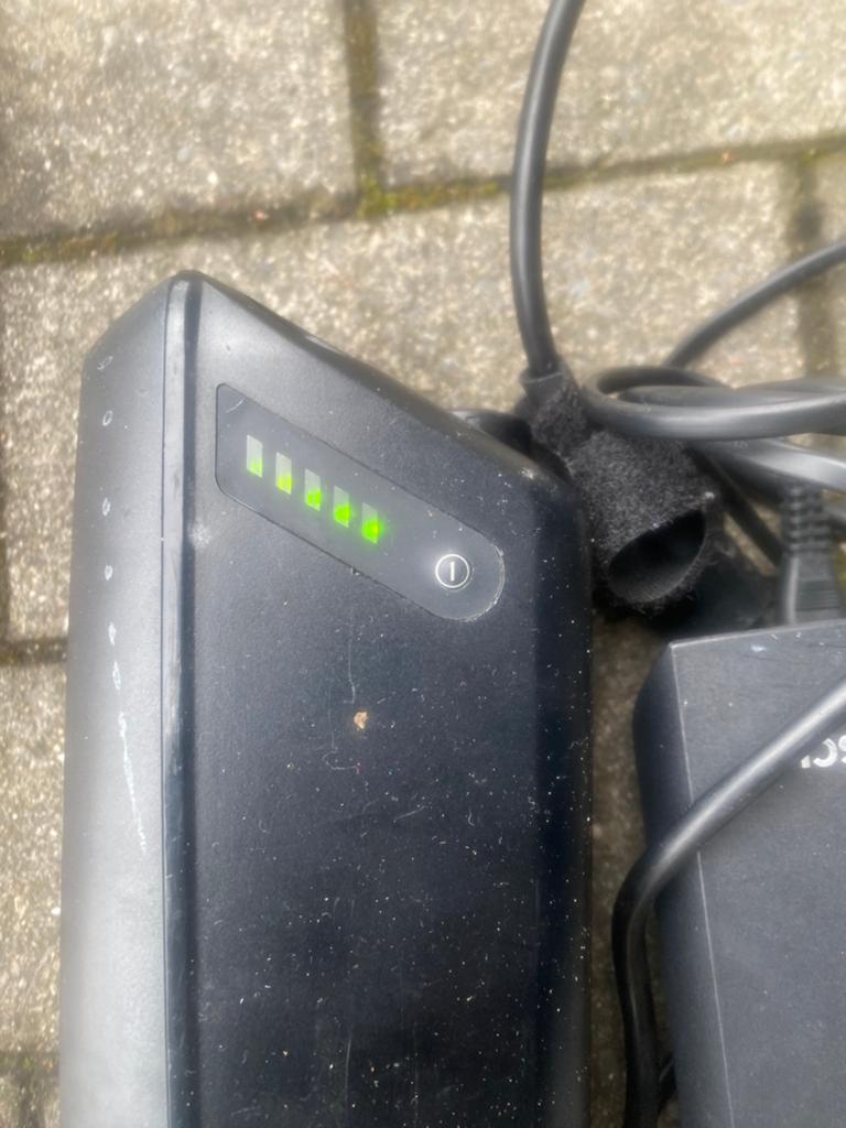Batteij + oplader bosch, Fietsen en Brommers, Fietsaccessoires | Fietsaccu's, Ophalen of Verzenden, Zo goed als nieuw