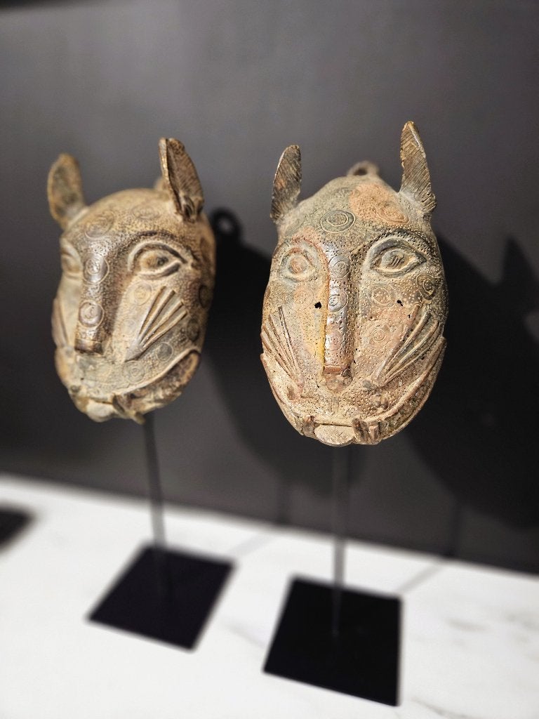 Prachtig paar Benin-stijl bronzen luipaardmaskers, Ophalen, Brons