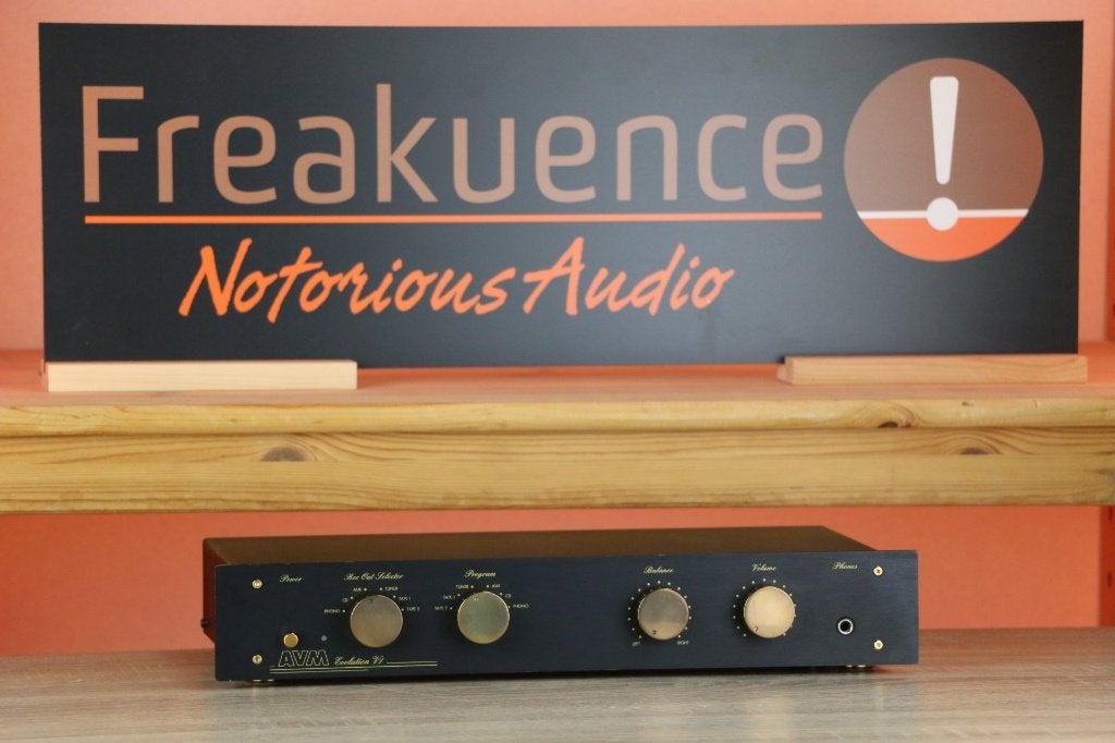 AVM Evolution v1 / v 1 TRADE.INRUIL. Vloeiende pre amp!, Audio, Tv en Foto, Versterkers en Ontvangers, Ophalen of Verzenden, Zo goed als nieuw