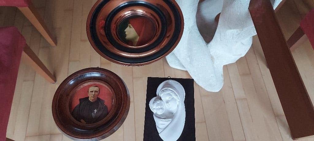 3 stuks : broeder Isidoor, Madonna en moeder en kind, Envoi