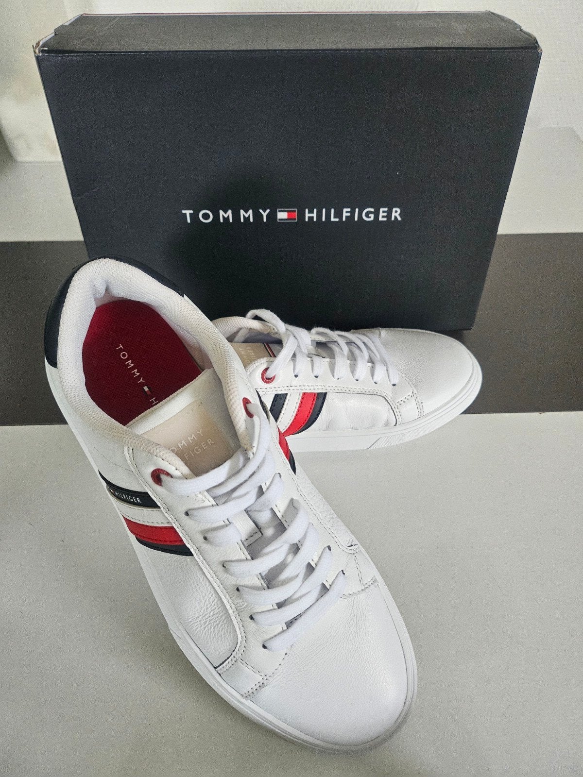 Tommy Hilfinger essential original baskets p41, Kleding | Heren, Wit, Ophalen of Verzenden, Zo goed als nieuw, Sneakers