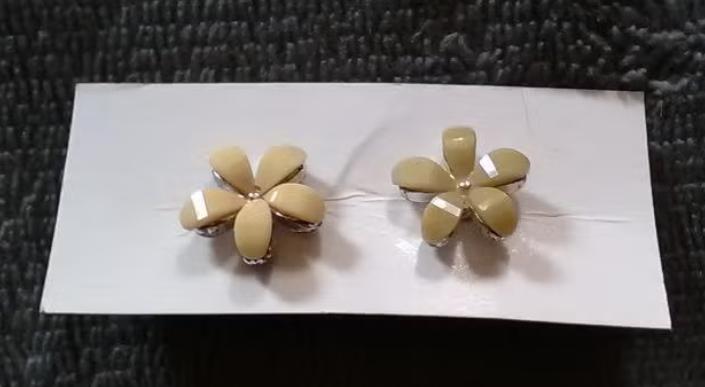 Boucles d'oreilles dépareillées fleurs beige / rose, Bijoux, Sacs & Beauté, Boucles d'oreilles, Puces ou Clous, Enlèvement ou Envoi