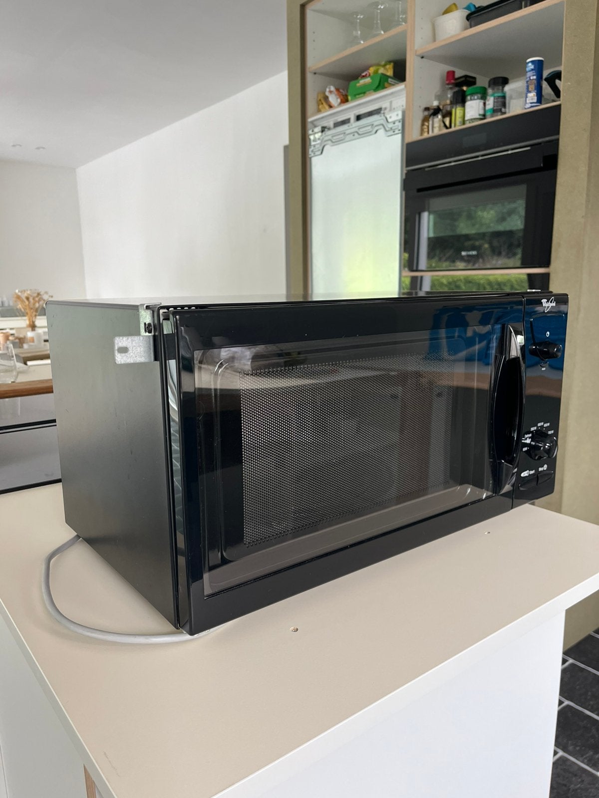 Zwarte microgolfoven (als nieuw), Elektronische apparatuur, Ophalen, Microgolfoven, Zo goed als nieuw, Draaiplateau
