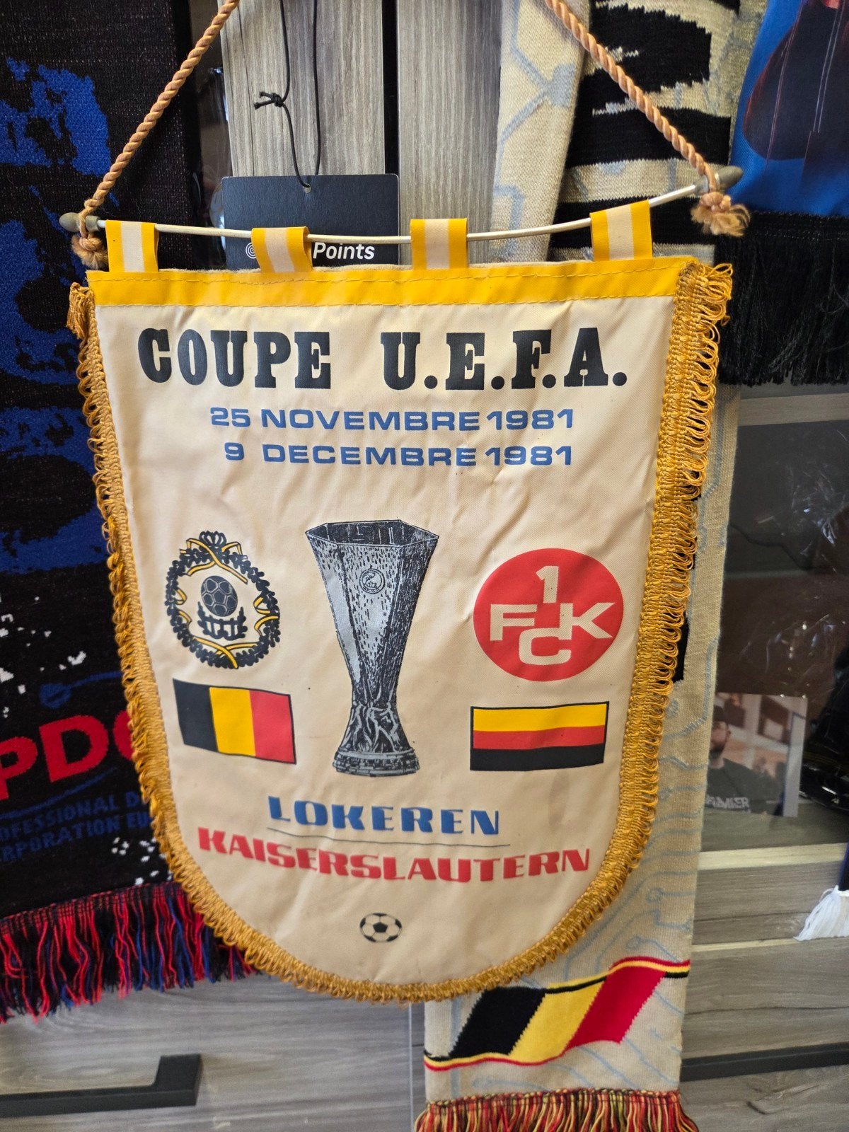 TE KOOP  2 VLAGJES VAN EUROPESE MATCHEN VAN SPORTING LOKEREN, Ophalen of Verzenden