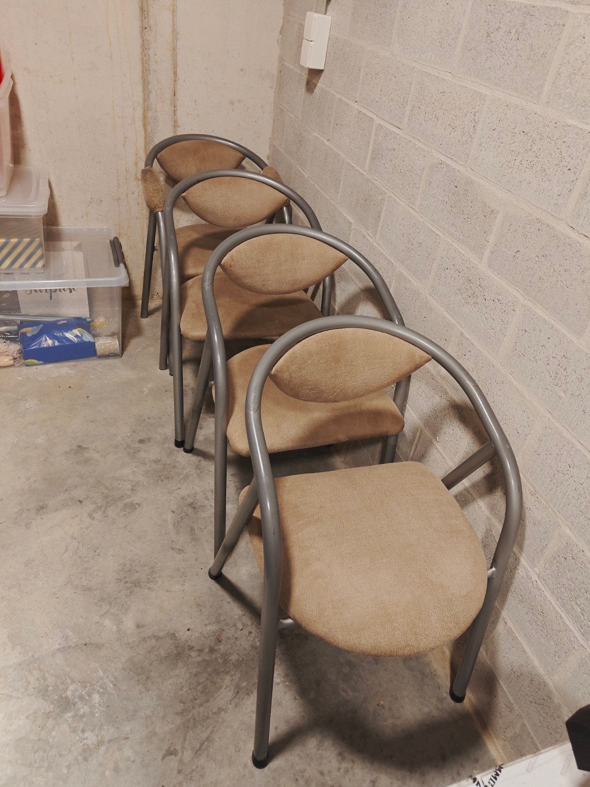 4 keukenstoelen, Ophalen