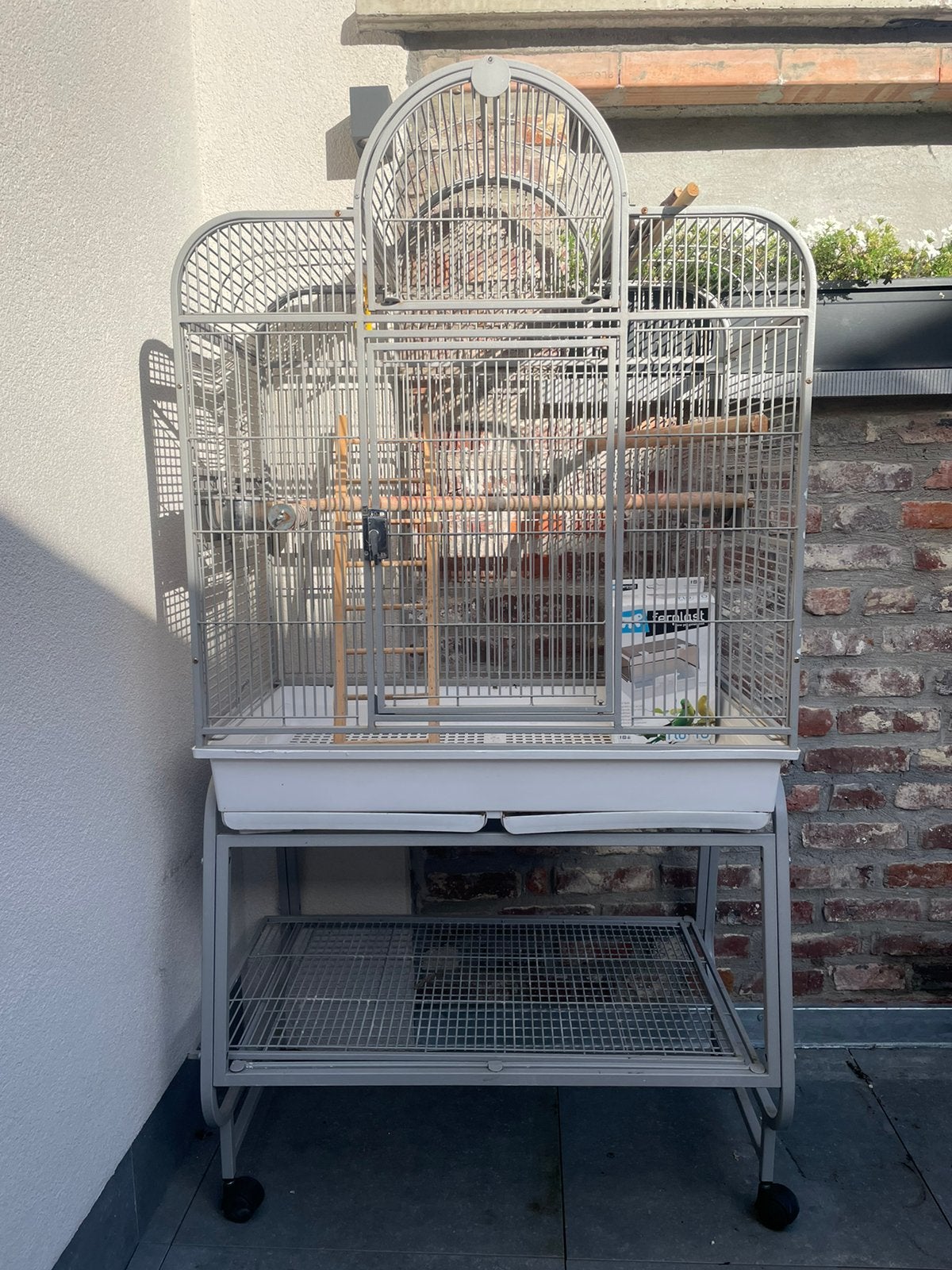 Grande volière/cage à oiseaux avec étagère sur roulettes, Animaux & Accessoires, Comme neuf, Métal, Volière