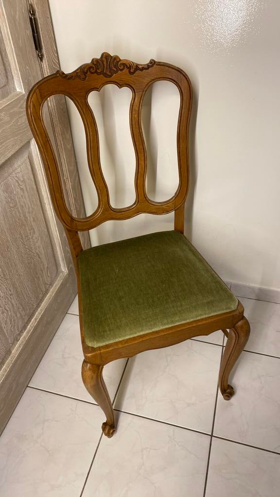 Antieke houten stoelen met groene bekleding, Enlèvement