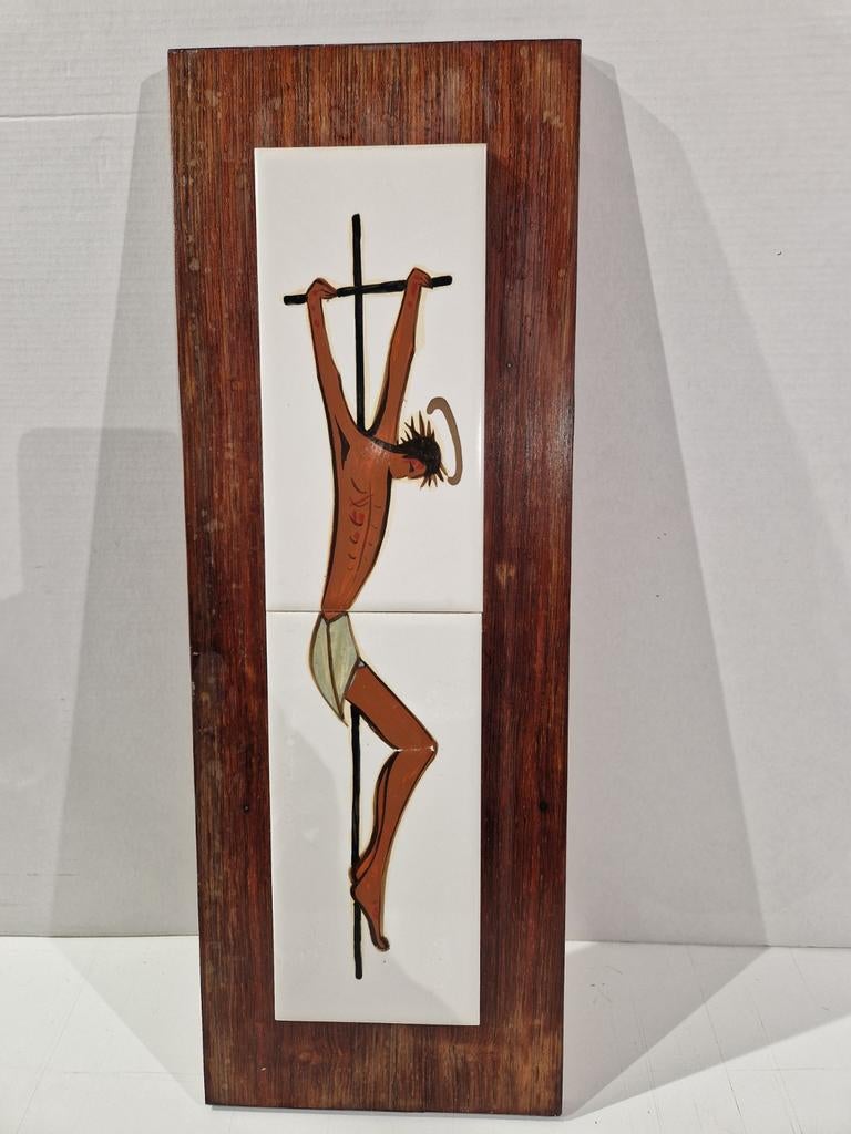 keramische tegel kruisbeeld op houten plank , vintage, Ophalen of Verzenden