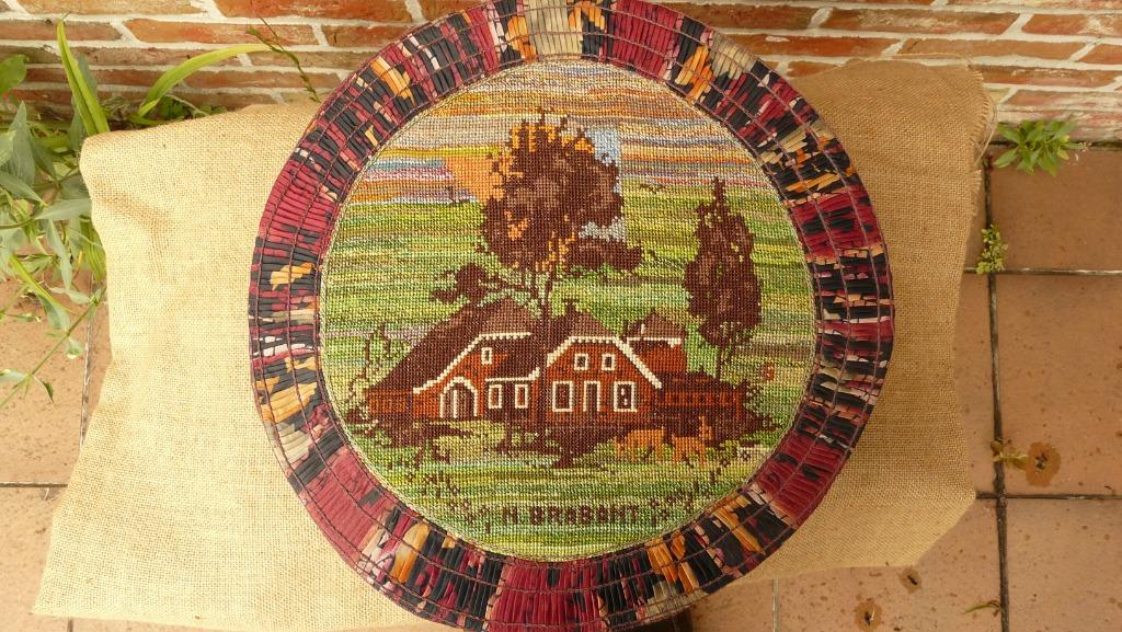 Ronde dekseldoos met geborduurde Brabantse boerderij, Enlèvement ou Envoi, Comme neuf