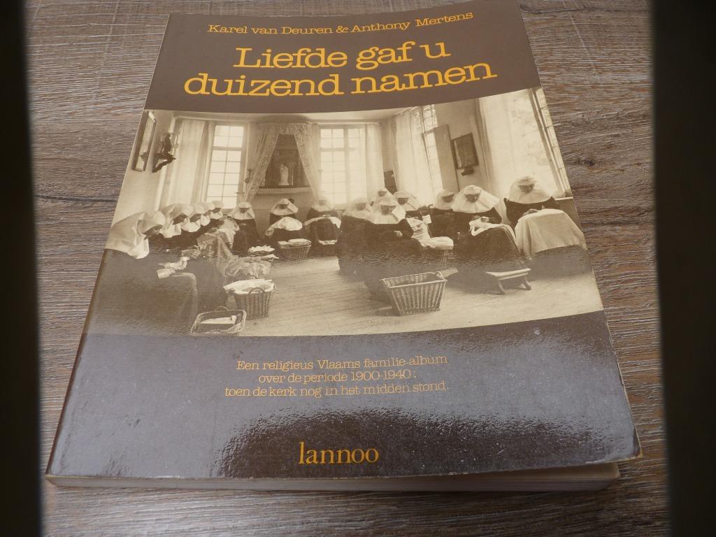Boek : Liefde gaf u duizend namen, Livres, Religion & Théologie, Christianisme | Catholique, Enlèvement ou Envoi, Van Deuren en Mertens