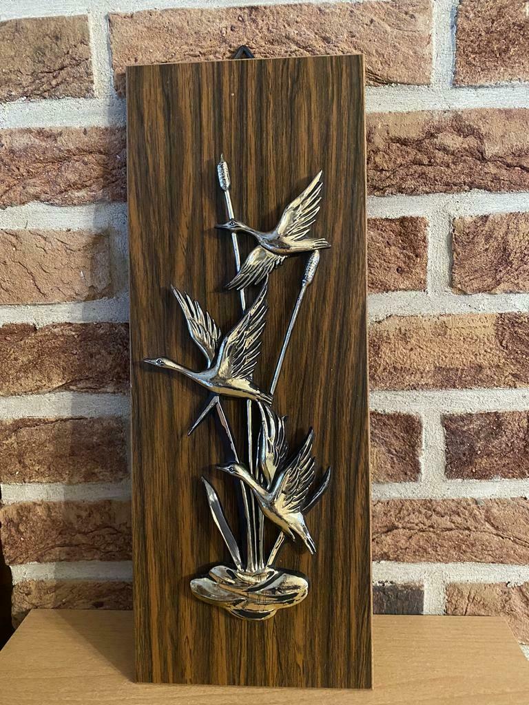 Oud houten bord versierd met vogels uit de jaren 70