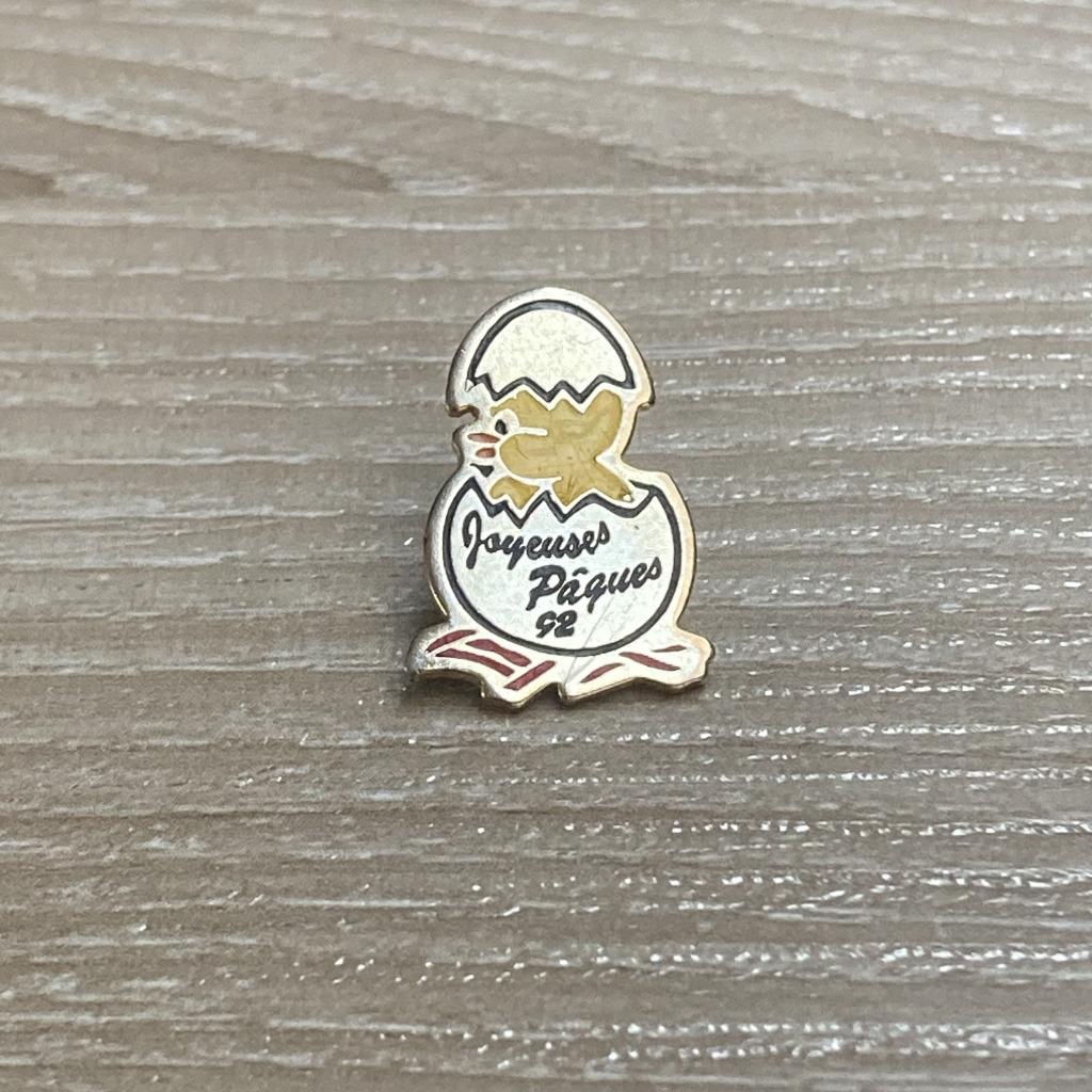 PIN - JOYEUSES PAQUES - PASEN - PAASKUIKEN, Envoi, Utilisé, Autres sujets/thèmes, Insigne ou Pin's