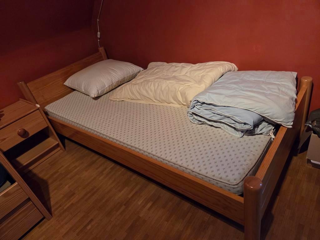 Complete kinderkamer (bed, hoge kast, nachtkastje, bureau), Ophalen