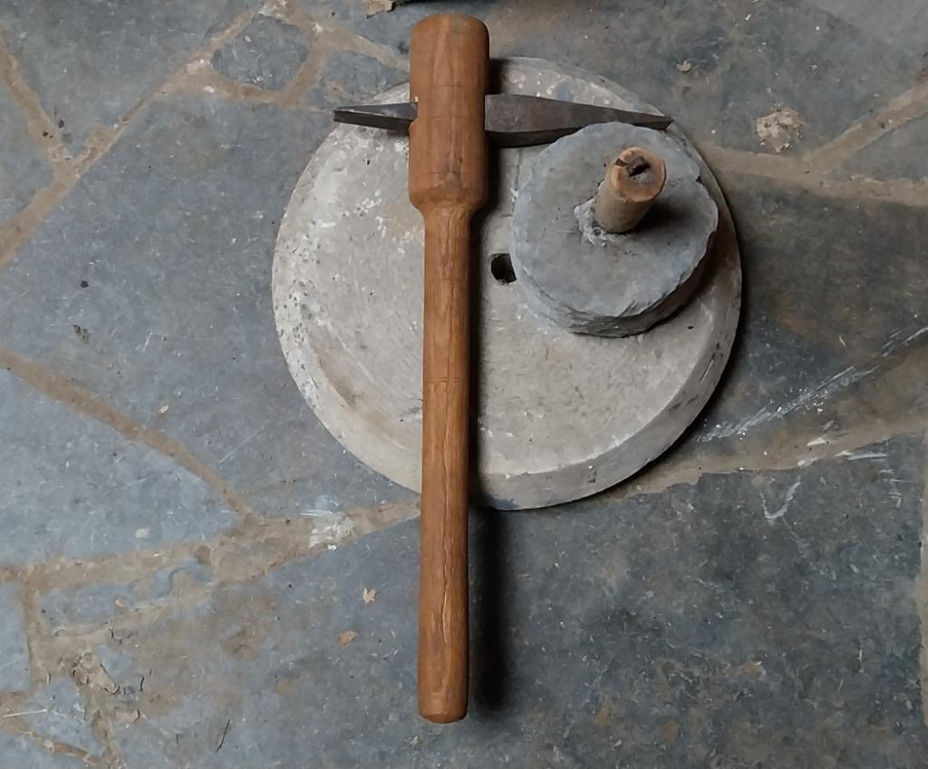 Ancienne mailloche avec fer à rhabiller les meules + 2 meule, Enlèvement