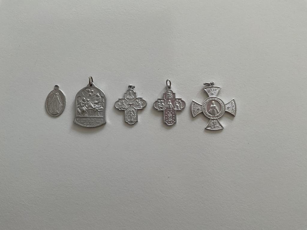 5 religieuze medailles, Ophalen