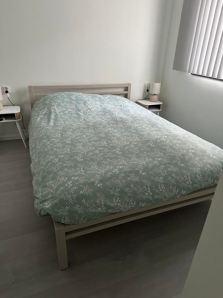 Volledige nieuw bed, matras, twee lattenbodems en frame, Ophalen, Beige, Nieuw, 140 cm