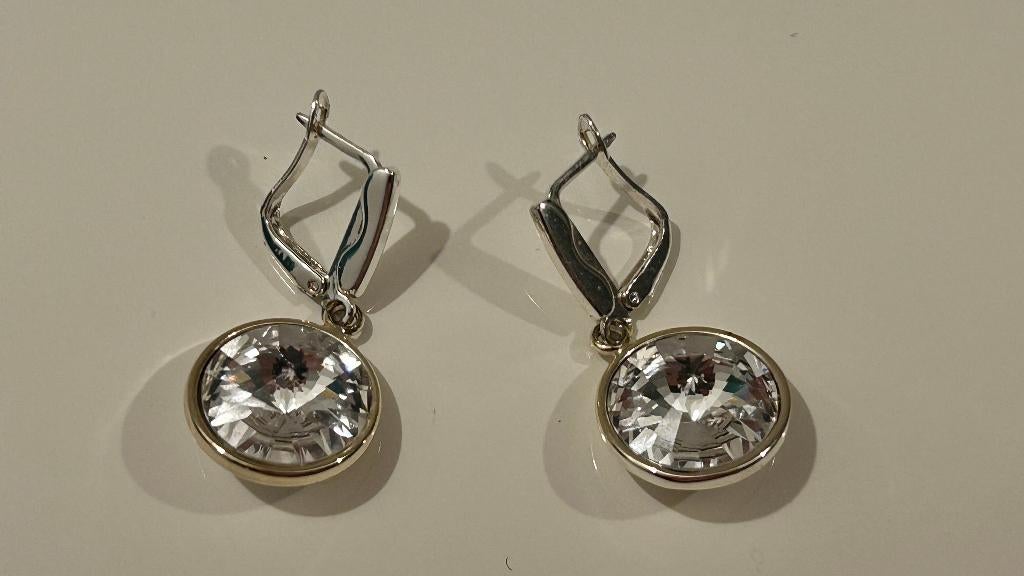 Zilverkleurige oorbellen met strass, Bijoux, Sacs & Beauté, Boucles d'oreilles, Enlèvement ou Envoi, Argent, Neuf, Puces ou Clous