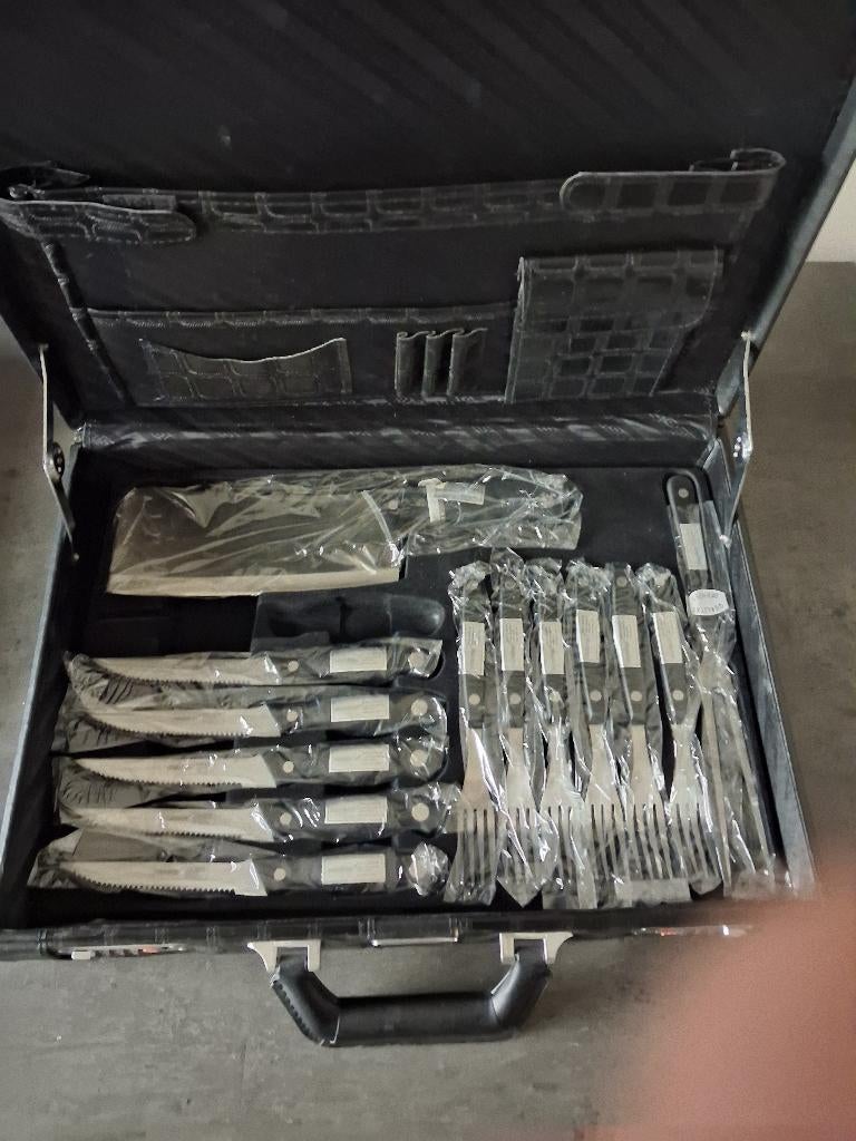 24-delige messenkoffer Steigenberger.chroomstaal,ongebruikt, Huis en Inrichting, Ophalen, Zo goed als nieuw, Inox of Chroom, Bestekset