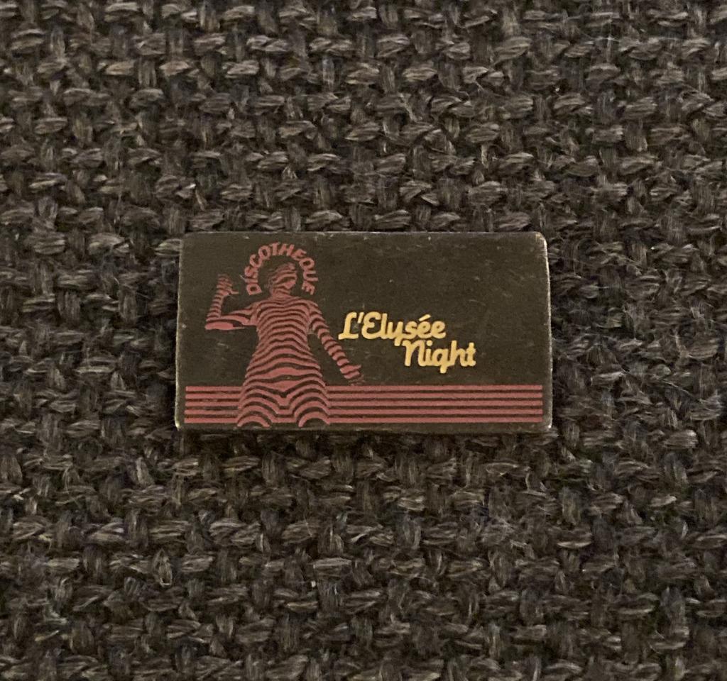 PIN - DISCOTHEQUE - L'ELYSEE NIGHT, Collections, Envoi, Utilisé, Autres sujets/thèmes, Insigne ou Pin's