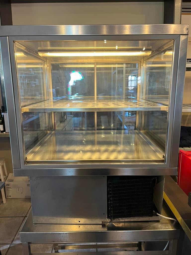Horeca centrale taartkoeling + kar op wielen.  61 x 64, Mobilier, Enlèvement, Utilisé, Nederland