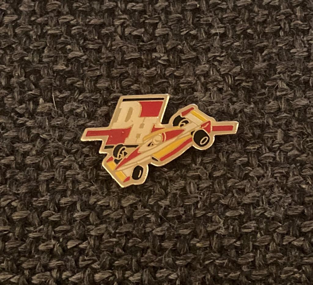 PIN - DH - LA DERNIÈRE HEURE - FORMULE 1 - F1, Collections, Envoi, Utilisé, Sport, Insigne ou Pin's