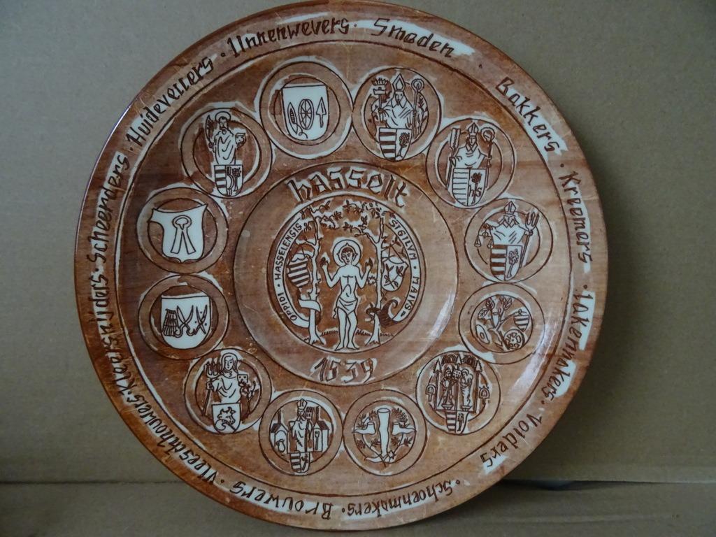 Assiette murale Hasselt 1539 avec guildes anciennes 27 cm, Enlèvement ou Envoi