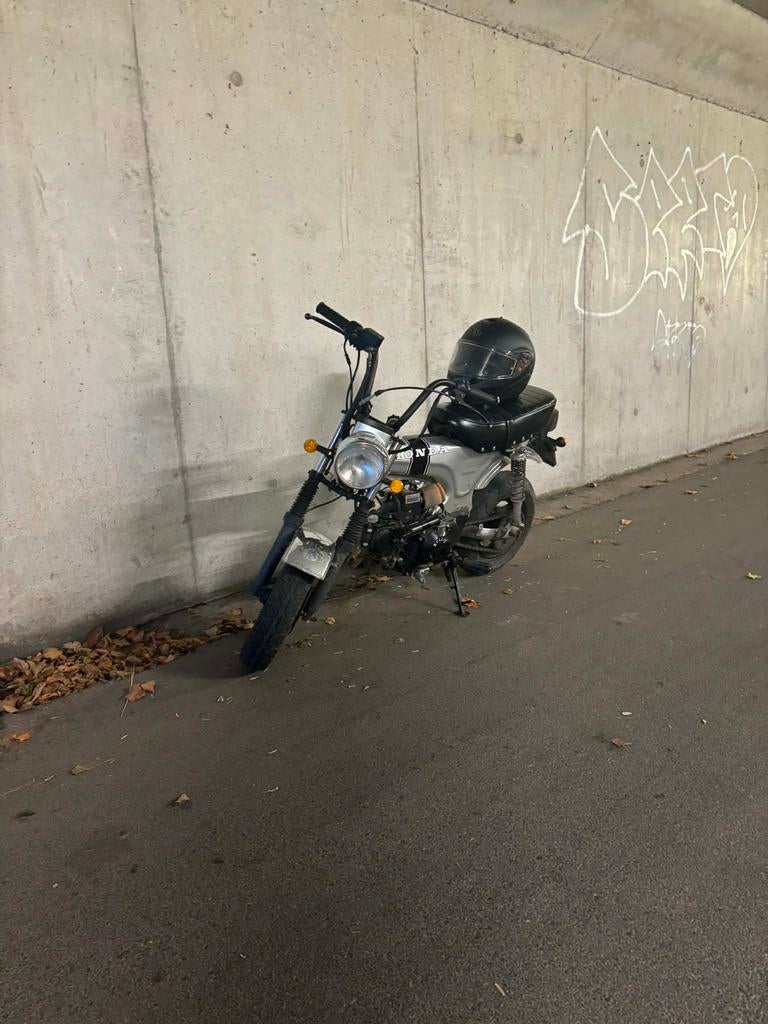 A klasse bullit dax, Fietsen en Brommers, Gebruikt, Overige modellen, Klasse A (25 km/u), 4 versnellingen