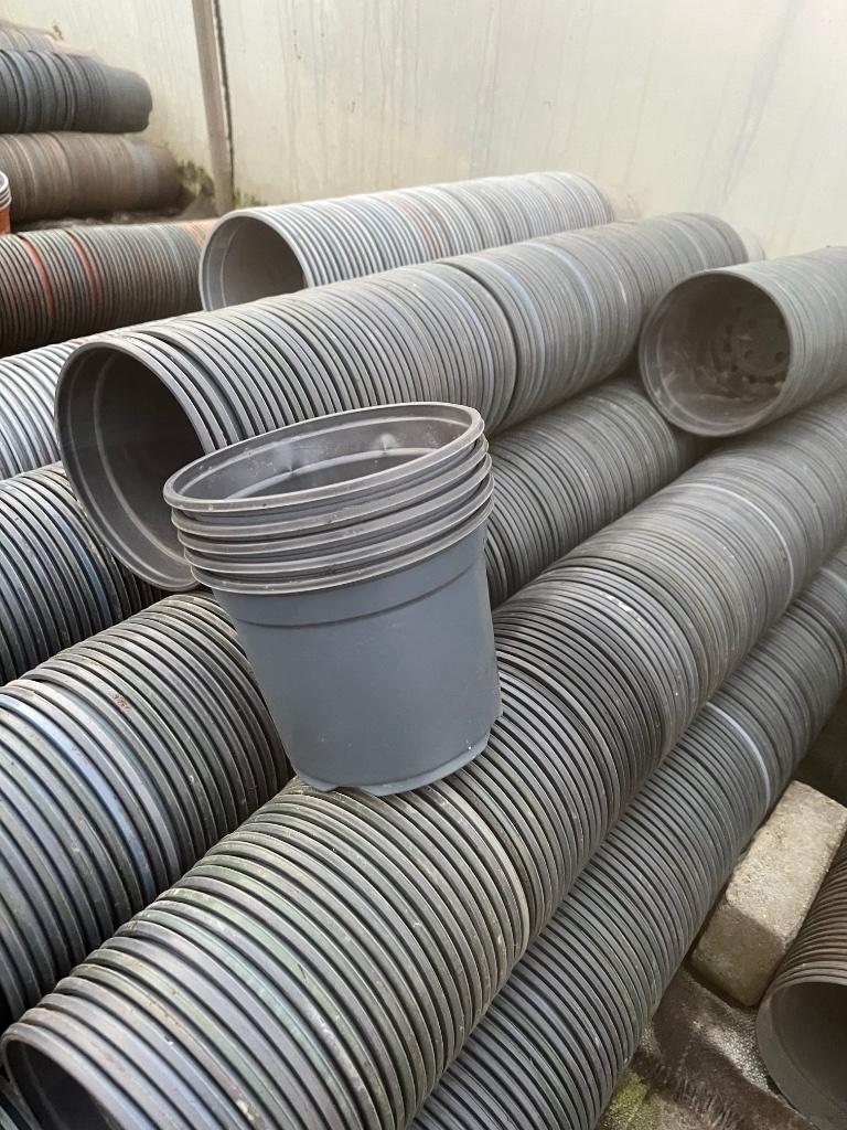 1500 plastieken bloempotten 3 liter grijs, Kunststof, Rond, Ophalen of Verzenden, Zo goed als nieuw