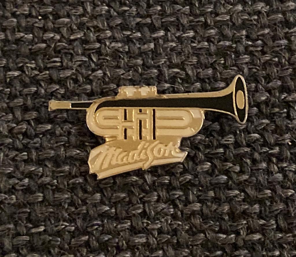 PIN - MADISON - TROMPET - TROMPETTE - TRUMPET, Verzenden, Gebruikt, Overige onderwerpen, Speldje of Pin