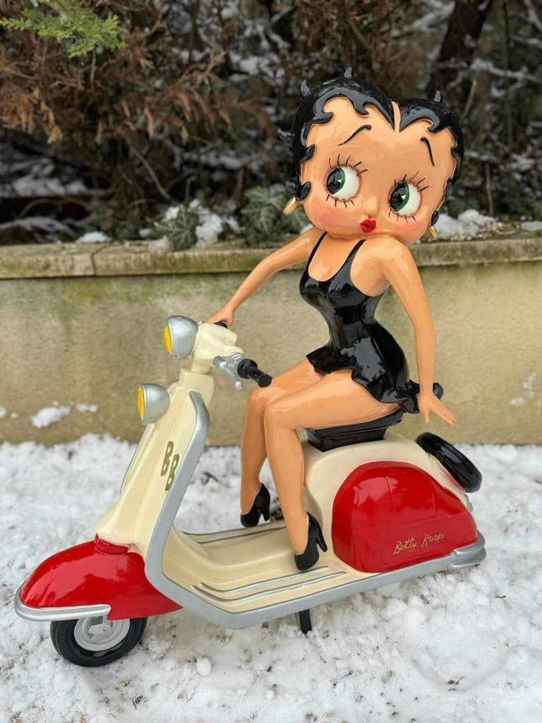 Betty boop Vespa 60cm resine, Enlèvement ou Envoi