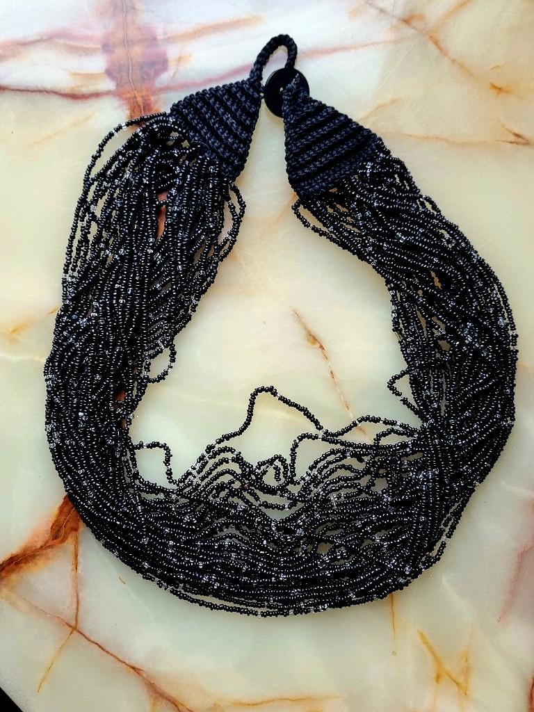 Collier vintage multi-rangs de perles de verre noires,Italie, Comme neuf, Autres matériaux, Avec pendentif, Noir