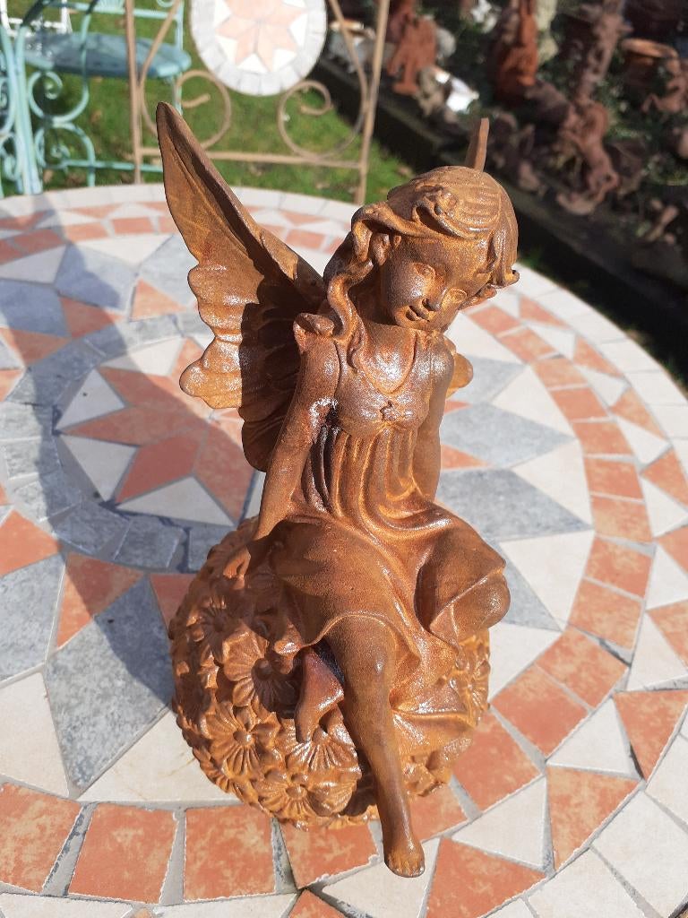 STATUE EN FONTE PATINEE (fée assise sur globe fleuri)., Enlèvement ou Envoi, Neuf, Autres matériaux, Autres types