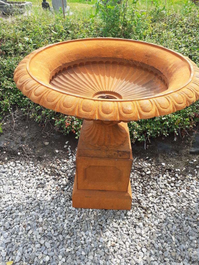SUPERBE GRANDE VASQUE EN FONTE SUR SOCLE, Jardin & Terrasse, Enlèvement, Comme neuf