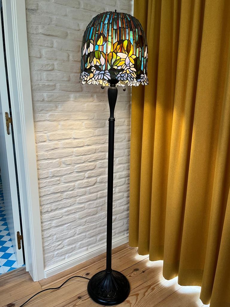 Tiffany stijl staande lamp, Enlèvement
