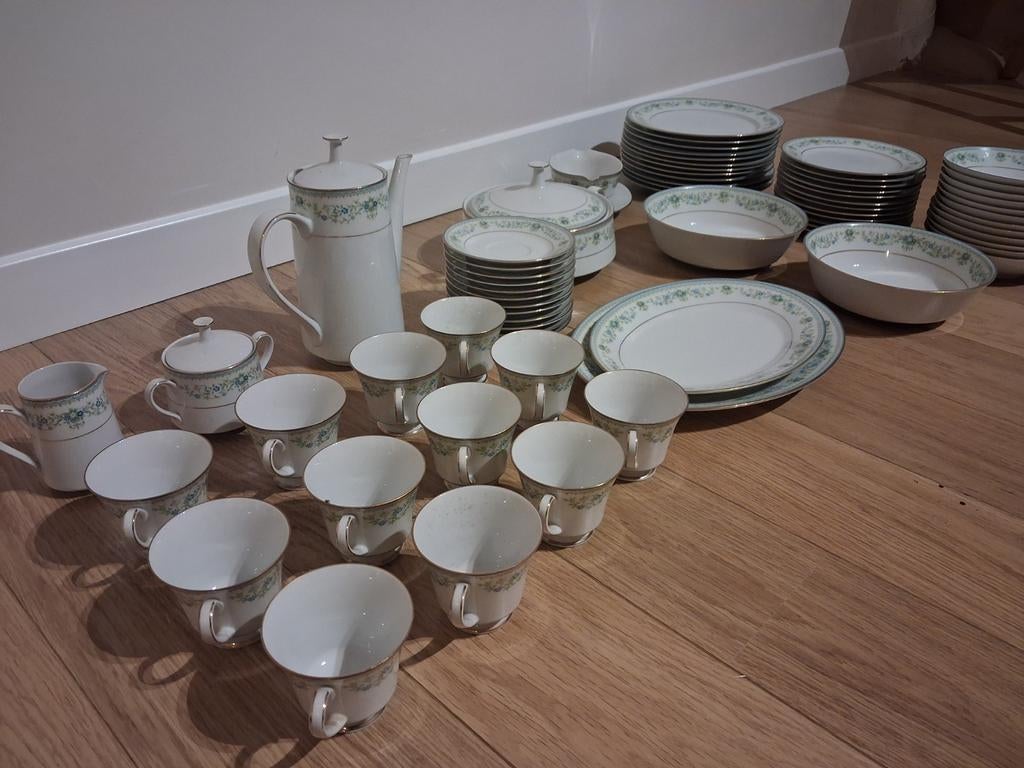 Noritake spring meadow 2484 servies 70 delig, Antiek en Kunst, Antiek | Servies compleet, Ophalen