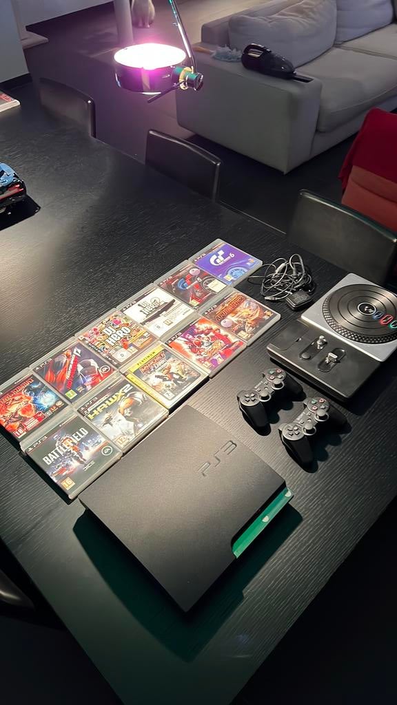 Playstation 3 met 2 controllers + 11 games + dj hero, 320 GB, Comme neuf, Enlèvement, Avec jeux