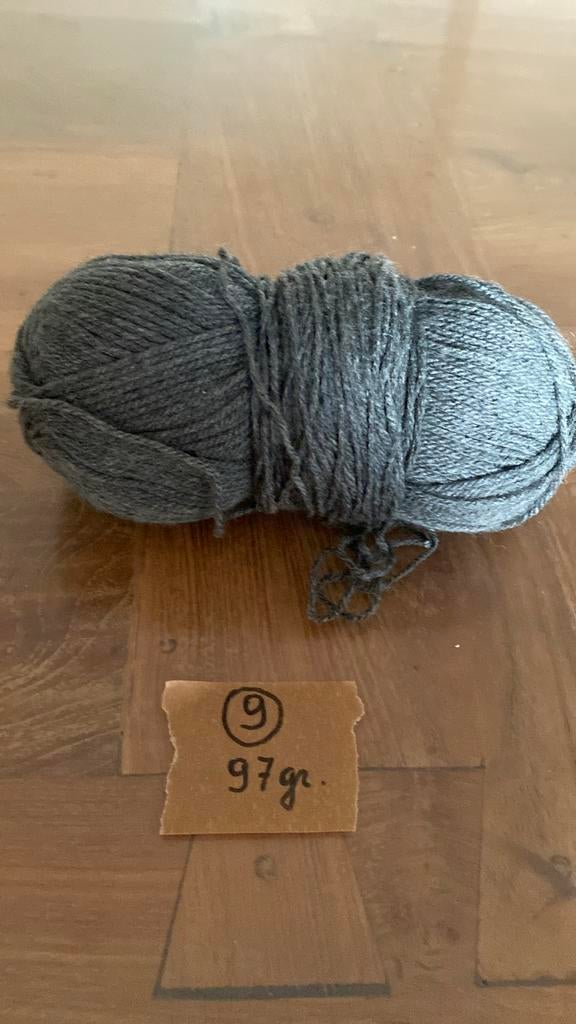Breiwol haakwol zeer mooie grijze kleur 1 bol van 97 gr, Hobby en Vrije tijd, Breien en Haken, Ophalen, Zo goed als nieuw