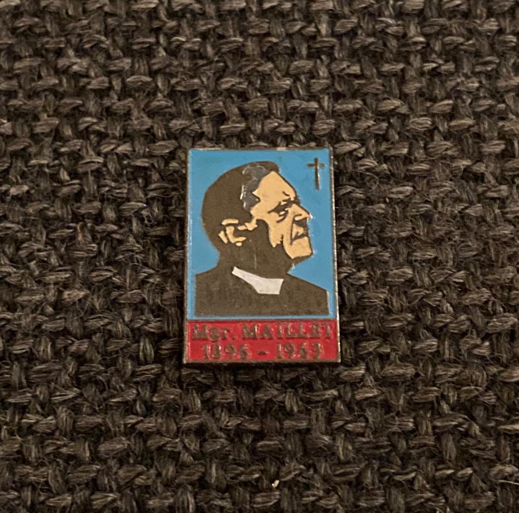 PIN - MONSEIGNEUR FERNAND MAILLET - PRETRE FRANCAIS, Envoi, Utilisé, Autres sujets/thèmes, Insigne ou Pin's