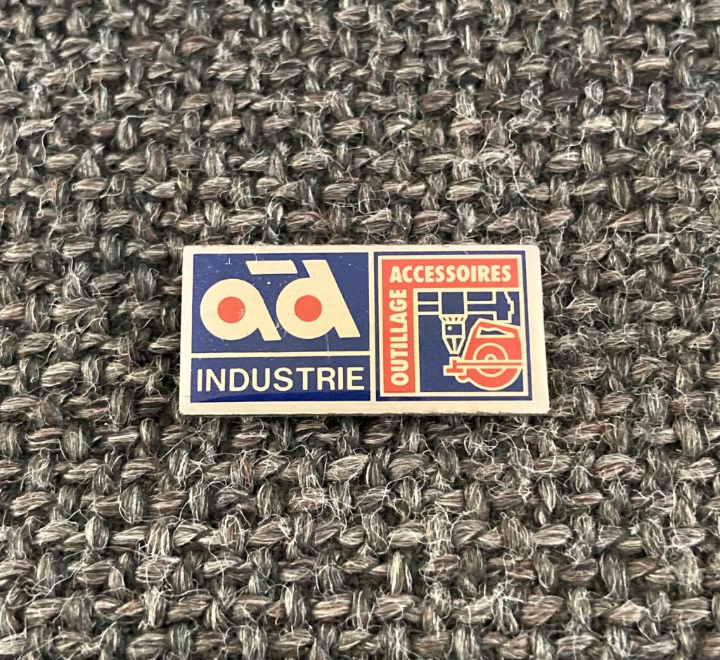 PIN - AD INDUSTRIE - OUTILLAGE ACCESSOIRES - AUTO, Envoi, Utilisé, Transport, Insigne ou Pin's