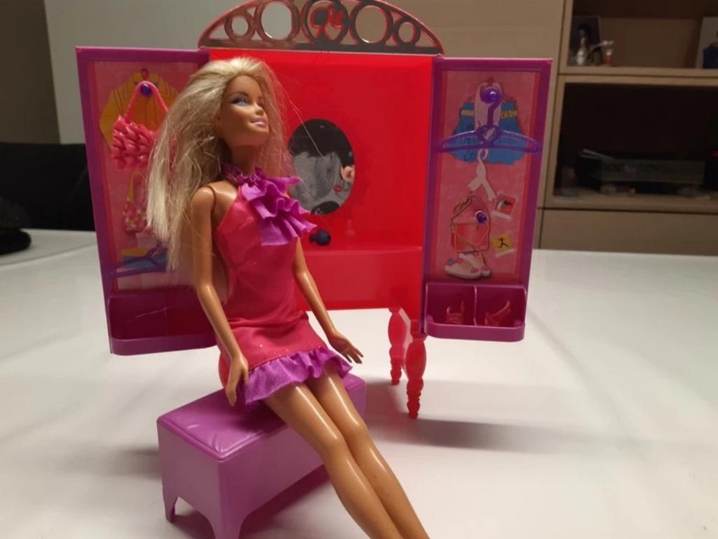 Barbie met kleerkast en spulletjes, Kinderen en Baby's, Ophalen of Verzenden, Gebruikt, Barbie