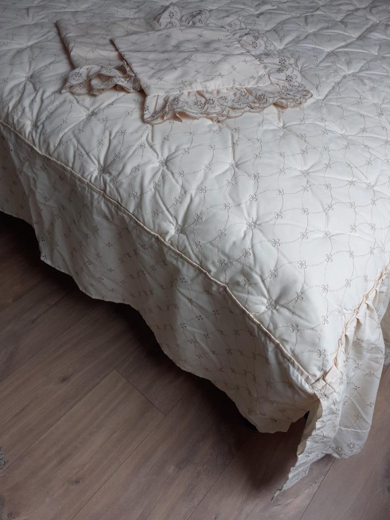 Nouveau couvre-lit à Broderie Anglaise, Maison & Meubles, Neuf, Beige, Enlèvement, Couverture ou Couette