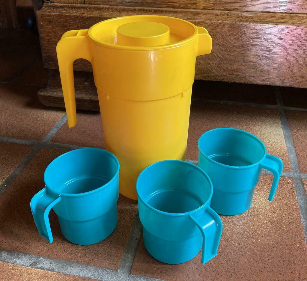 Grand pichet en plastique avec 3 tasses., Enlèvement ou Envoi, Neuf, Autres matériaux, Autres types