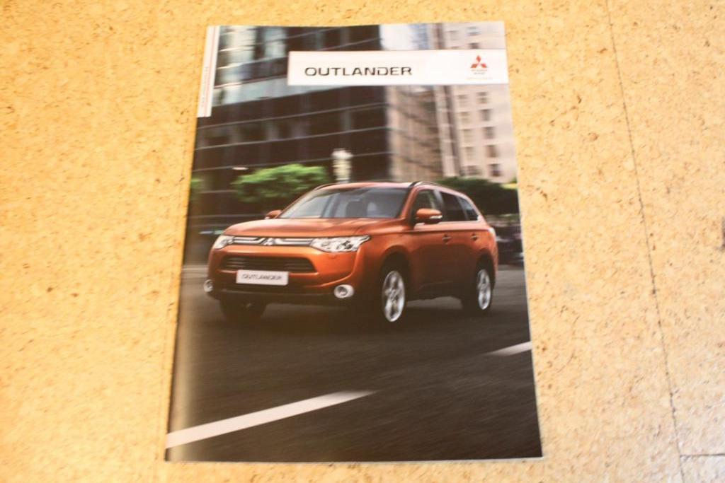Mitsubishi Outlander brochure 2013, Ophalen of Verzenden, Nieuw, Folder