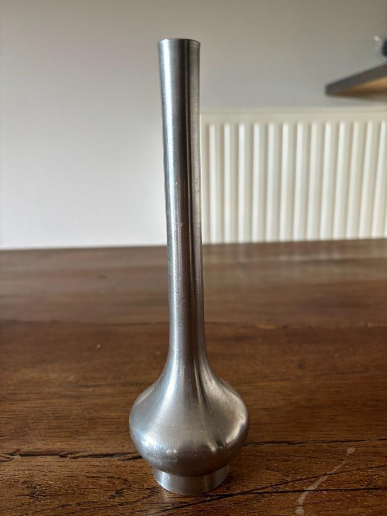 Vase en étain, Enlèvement