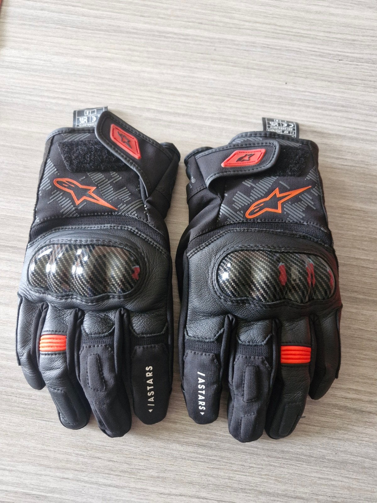 Alpinestars motorhandschoenen, Ophalen