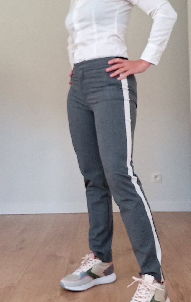 GRIJZE BROEK MET WITTE ZIJSTREEP - ALS NIEUW, Gris, Enlèvement ou Envoi, Taille 36 (S), Comme neuf
