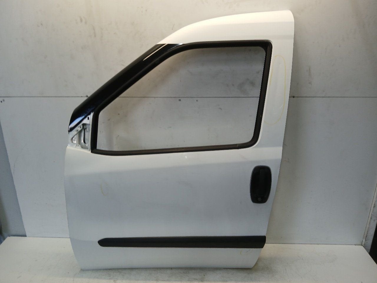 Portier links voor Fiat Doblo, Onderdelen@venauto.nl, Van der Ven Autorecycling B.V., Ettenseweg 76, 4706 PB Roosendaal, The Netherlands