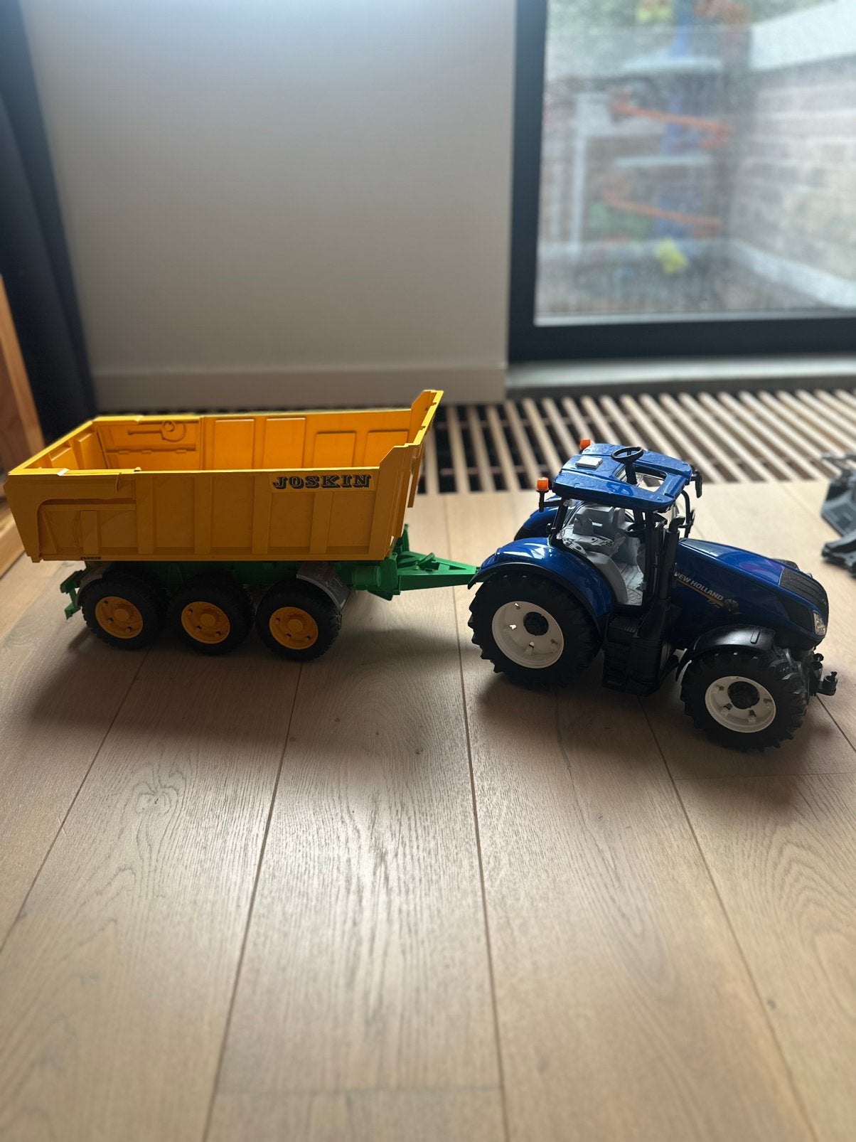 New Holland tractor met kiepwagen Joskin, Kinderen en Baby's, Ophalen, Zo goed als nieuw
